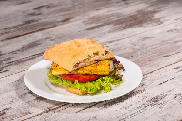Vejetaryen sandviç soya peyniri, domates, sal ile yakın çekim resim