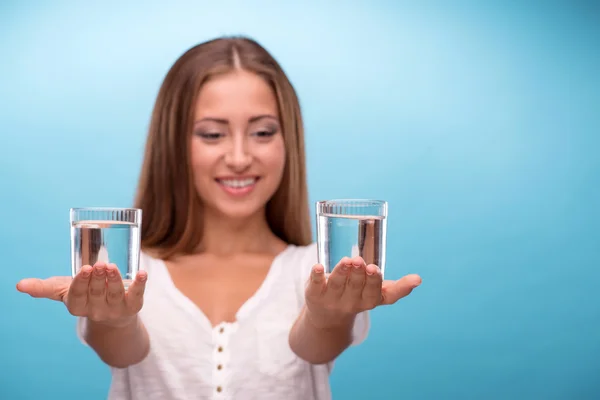 Chica sosteniendo dos vasos con agua limpia —  Fotos de Stock