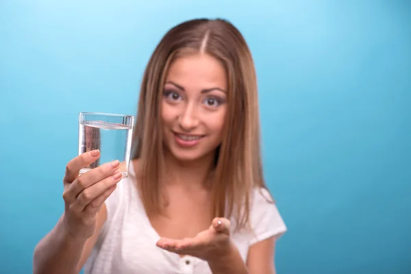 Ragazza che tiene un bicchiere con acqua pulita — Foto Stock