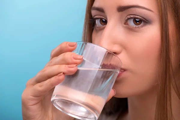 Девушка пьет чистую воду из стакана — стоковое фото