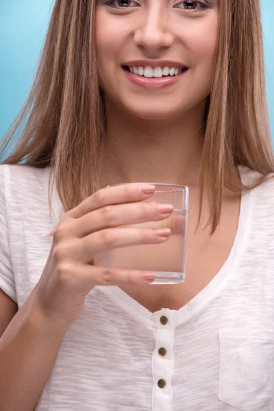Girl drinking clean water from a glass — Stock Photo, Image