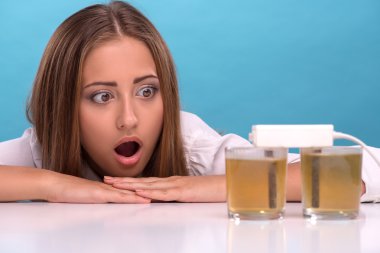 Genç Kız bardaklarda su kalitesi testi