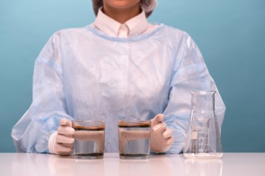 qualit test ederken tulum giyen genç kadın portresi