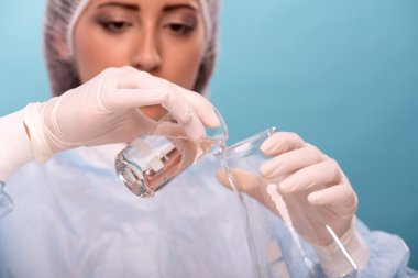 qualit test ederken tulum giyen genç kadın portresi