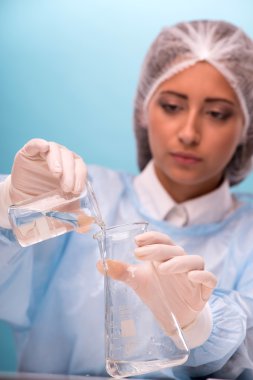 qualit test ederken tulum giyen genç kadın portresi