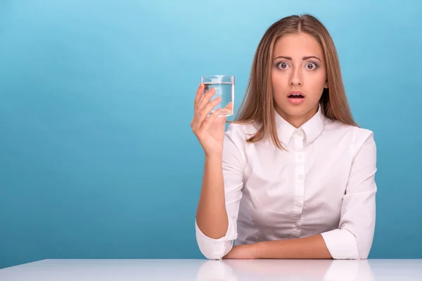 Porträt eines jungen schönen Mädchens, das ein Glas mit sauberem Wasser hält — Stockfoto