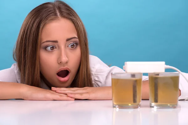 Jong meisje testen van de kwaliteit van water in glazen — Stockfoto