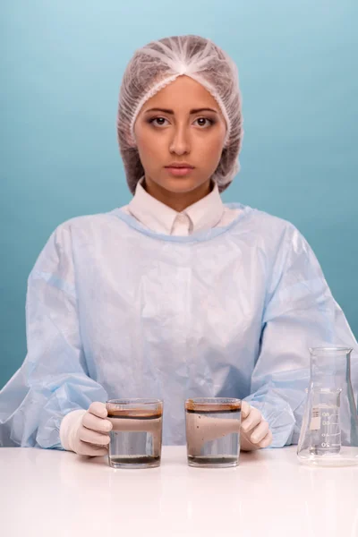 Retrato de mulher jovem vestindo geral ao testar o qualit — Fotografia de Stock