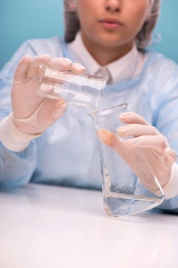 qualit test ederken tulum giyen genç kadın portresi
