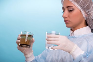 qualit test ederken tulum giyen genç kadın portresi