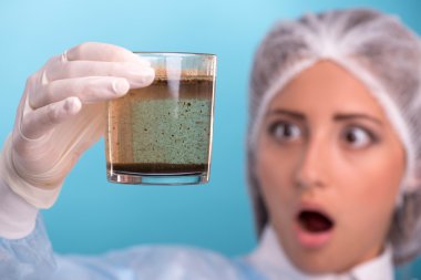 qualit test ederken tulum giyen genç kadın portresi
