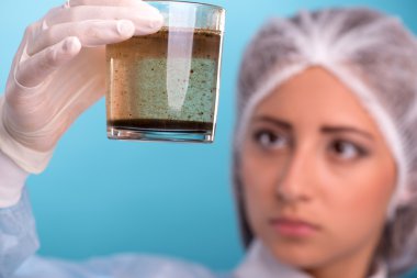 qualit test ederken tulum giyen genç kadın portresi
