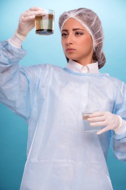 qualit test ederken tulum giyen genç kadın portresi
