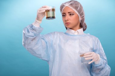 qualit test ederken tulum giyen genç kadın portresi