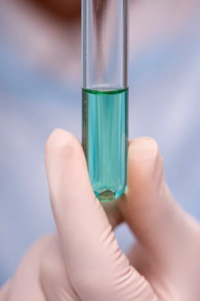 Retrato de una joven científica vestida en general en laboratorio — Foto de Stock