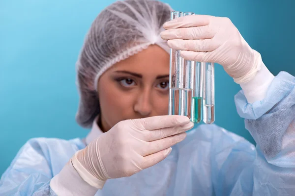 Retrato de una joven científica vestida en general en laboratorio — Foto de Stock