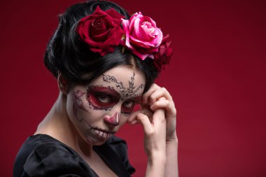 Calaveras makyaj ile siyah elbiseli genç kız portresi ve
