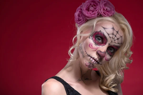 Portret van blond meisje met Calaveras make-up en een roos fl — Stockfoto