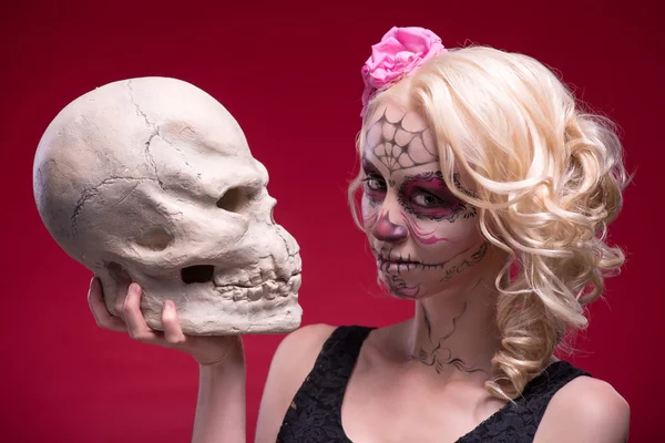 Portret młodej blond dziewczyny z Calaveras makijaż i róża fl — Zdjęcie stockowe