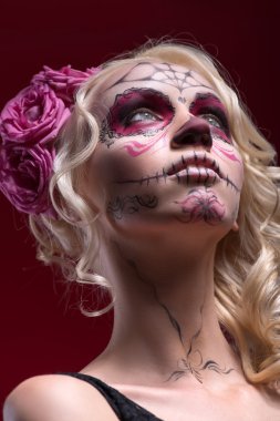 Calaveras makyaj ve gül fl ile genç sarışın kız portresi