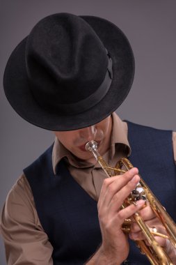 Yakışıklı genç adam