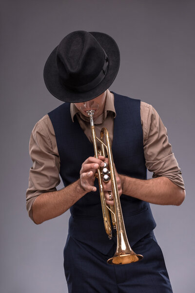 Красивый молодой джазмен
