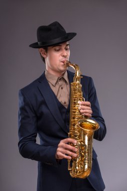 Yakışıklı genç adam