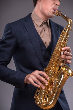 Yakışıklı genç adam