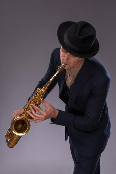 Красивый молодой джазмен
