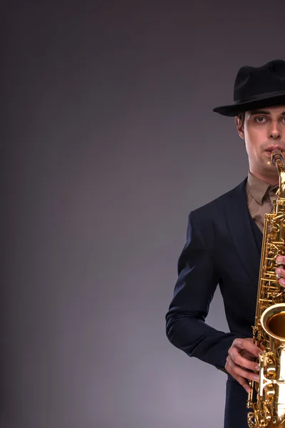 Retrato de un joven guapo hombre de jazz caucásico en un traje con un —  Fotos de Stock