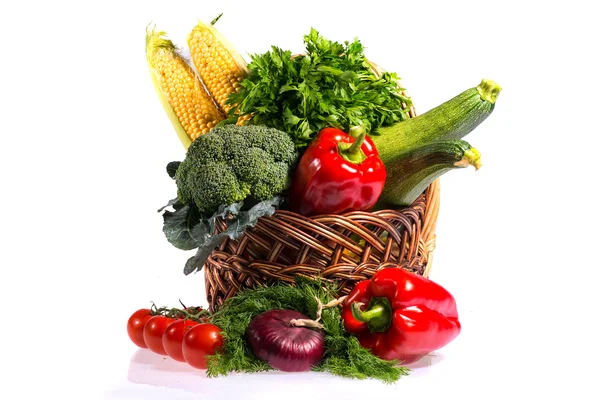 Beau panier avec des légumes frais — Photo