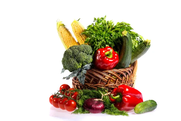 Śliczny kosz ze świeżych warzyw — Zdjęcie stockowe