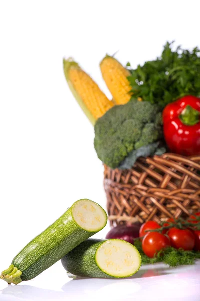 Прекрасная корзина из свежих овощей — стоковое фото