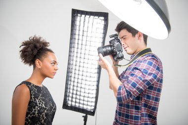 Büyük model fotoğraf oturumunda