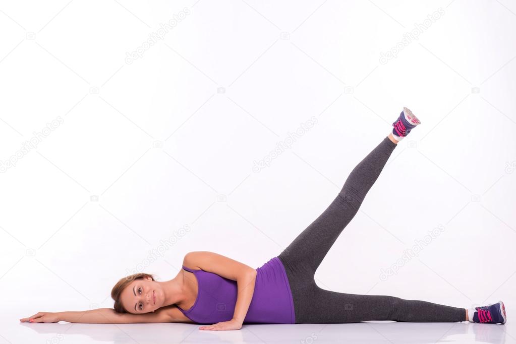 Sportswoman does the exercises