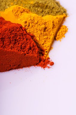 Farklı renkli baharat kompozisyonu