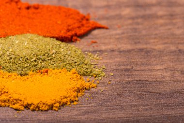 Farklı renkli baharat kompozisyonu