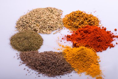 Farklı renkli baharat kompozisyonu