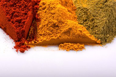 Farklı renkli baharat kompozisyonu