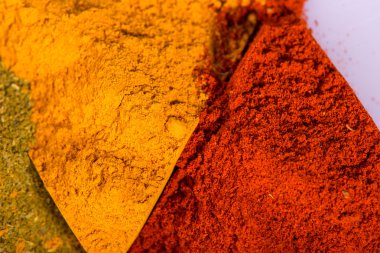 Farklı renkli baharat kompozisyonu