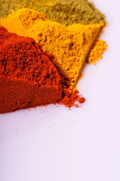 Farklı renkli baharat kompozisyonu