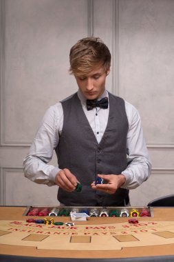 Satıcı anlatırken chips Casino
