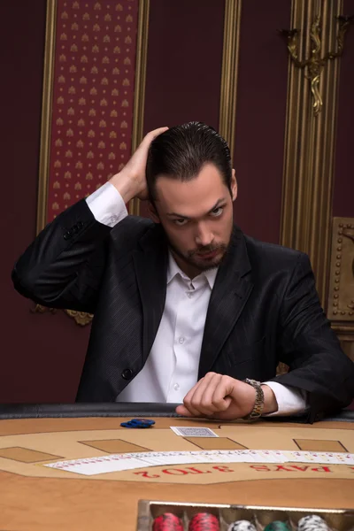 Uomo nel casinò — Foto Stock