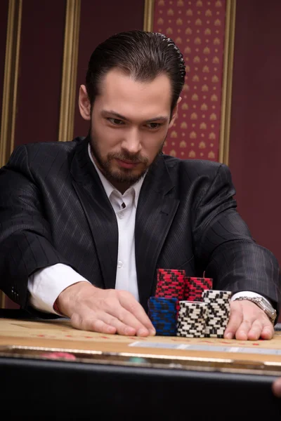 Homem no casino a apostar — Fotografia de Stock