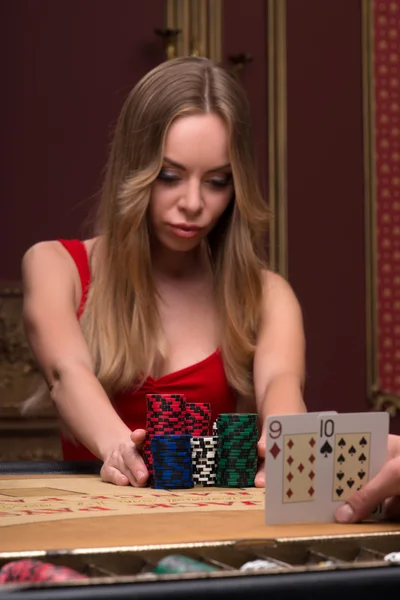 Mujer en el casino vigilando —  Fotos de Stock