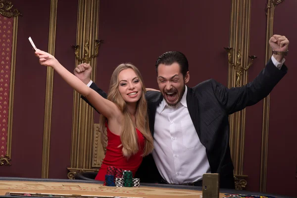 Man och kvinna vinna i casino — Stockfoto