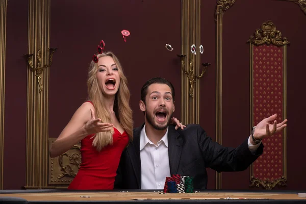 Man and  woman winning in casino — Stock Photo, Image