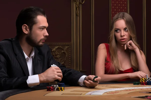 Bello uomo e bella donna nel casinò — Foto Stock