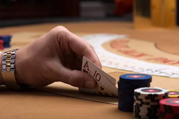 Hombre guapo y hermosa mujer en el casino —  Fotos de Stock