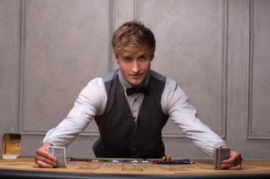 Yakışıklı erkek ve Casino güzel kadın